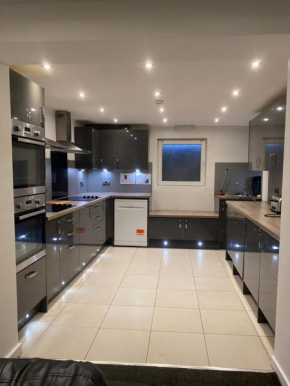 Extra large 6 bed 7 bath townhouse in Manchester, Manchester